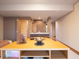 居室内のダイニングテーブル