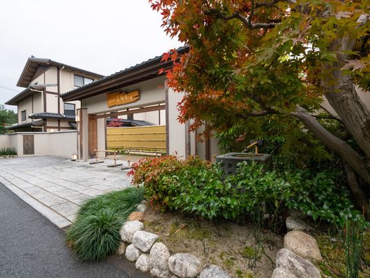 和風建築のエントランス