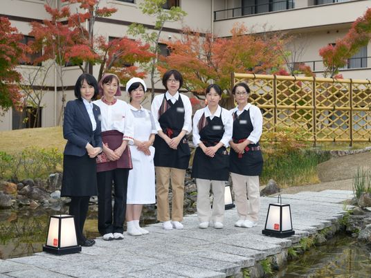 スタッフが庭に並ぶ