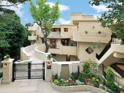 温もりある外観の建物