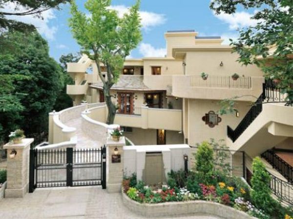 温もりある外観の建物