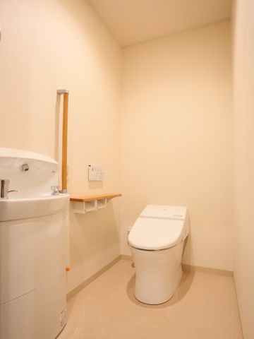 バリアフリートイレ設備 トイレ 手すり付きで広々としたトイレスペースです。安心してご利用いただける環境が整っています。