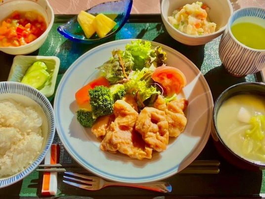 温かい食事のプレート
