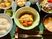 様々な料理が並ぶトレー