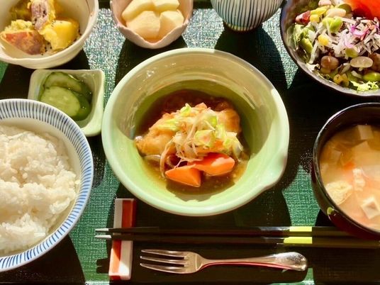 様々な料理が並ぶトレー