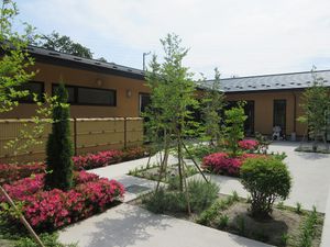 中庭の花壇と通路  