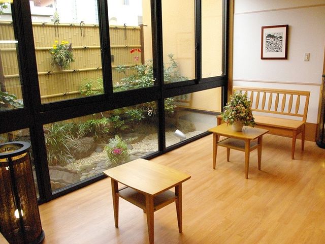 庭が見える休憩室 休憩室   大きな窓から庭を眺められる、明るく落ち着いた休憩スペースです。椅子とテーブルがあり、ひと息つきやすい雰囲気です。