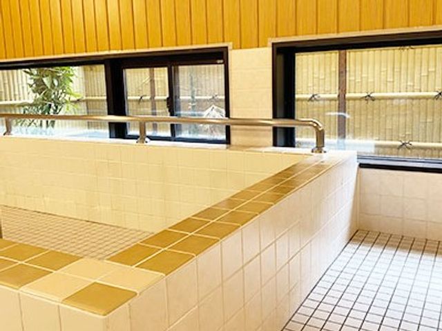 明るい浴室の洗い場 浴室   窓から光が入る、広めの洗い場が見える浴室です。手すりもあり、移動や入浴のしやすさに配慮されています。