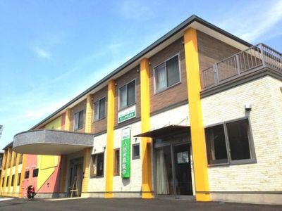 黄色のアクセントの建物外観