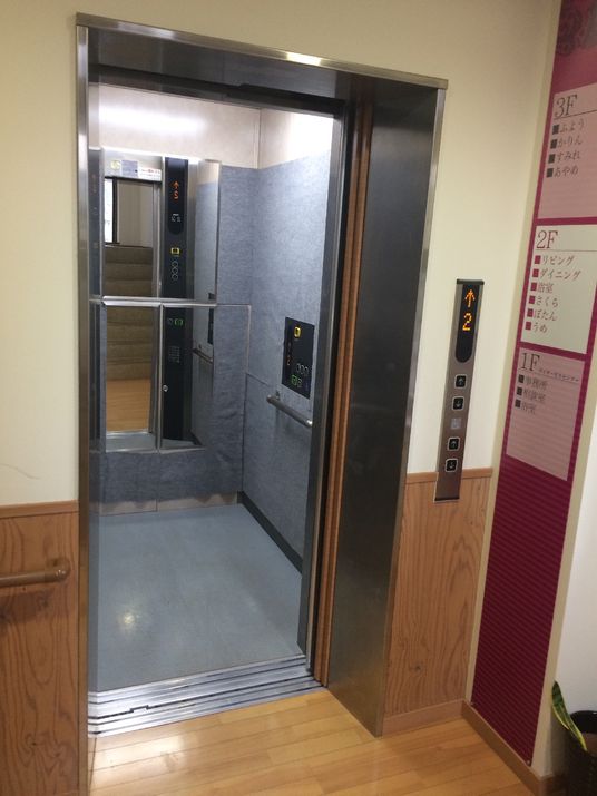 開いた状態のエレベーター