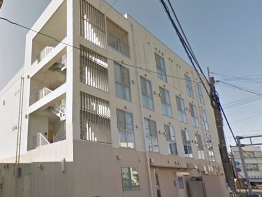 白色建築の外観