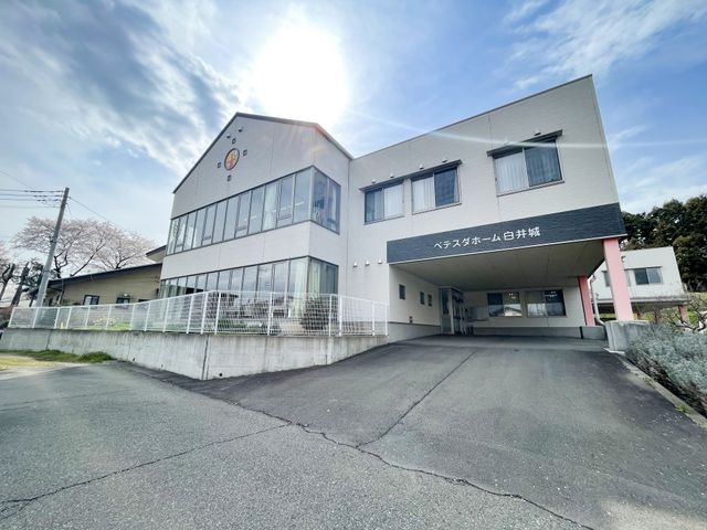 広々とした外観 外観 広々としたエントランスが特徴の施設です。日当たりが良く、暖かい雰囲気を感じられます。
