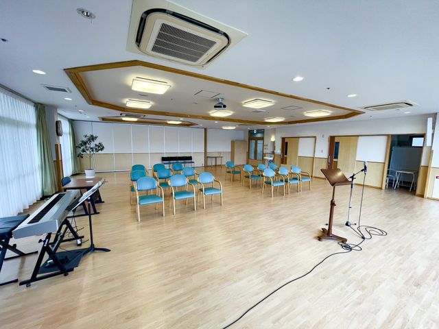 広々とした多目的室 多目的室 広々とした室内は、多様なイベントや活動に適しています。快適な空間で過ごせます。