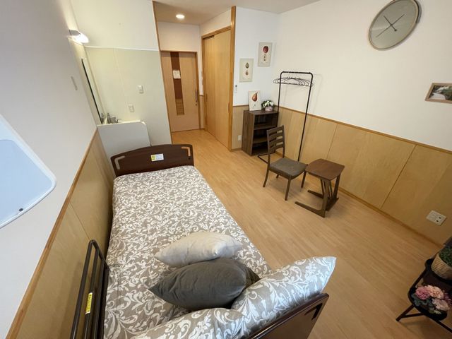 居心地の良い居室 居室 明るく落ち着いた空間が広がる居室に、快適に過ごせる設備が整っています。リラックスできる家具が配置されています。