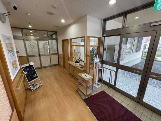 植物が置かれた入口