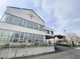 白い建物の外観