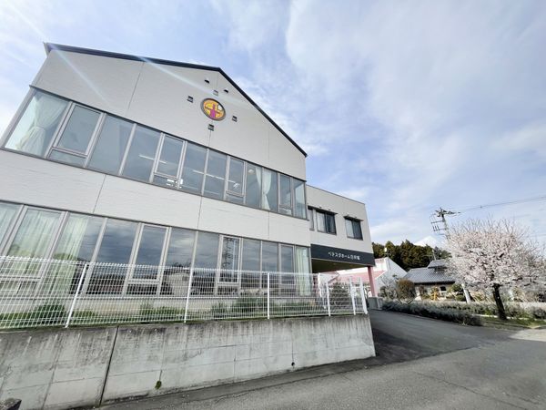 白い建物の外観