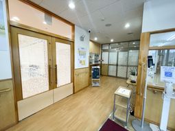 ガラスのある廊下