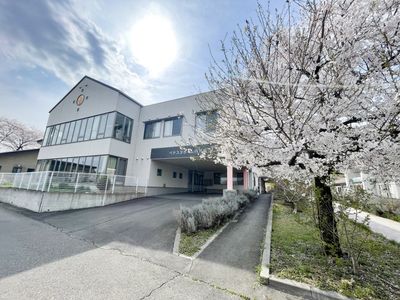 桜が並ぶ外観
