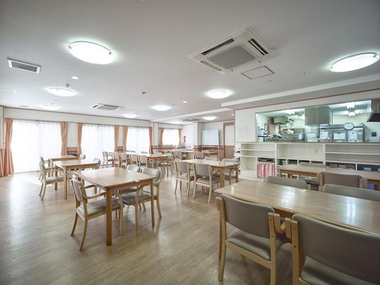 広々とした食堂作業風景