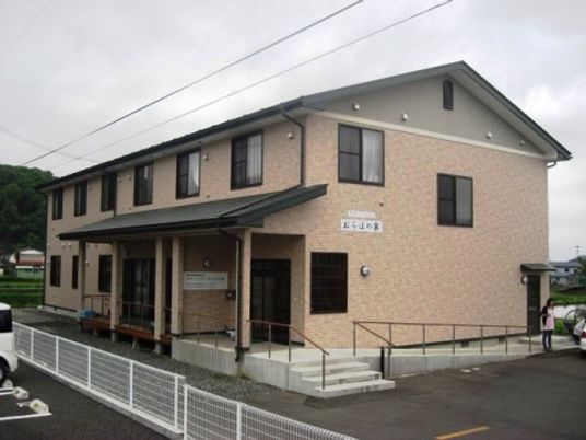 明るい外観の建物