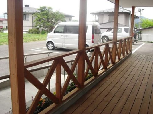 木製の手すりが設けられた廊下