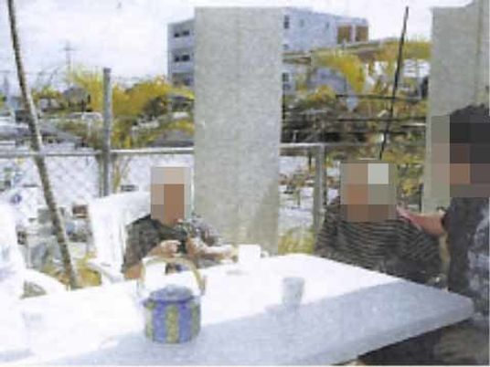 中庭でお茶する人々