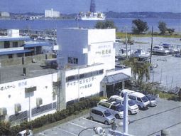 海辺に建つ施設外観