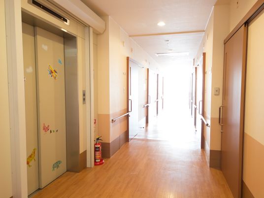 明るく広々とした廊下