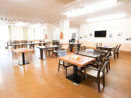 飾り付けされた広々としたダイニング