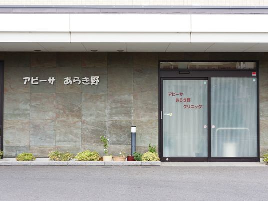 入口の看板付き扉