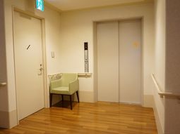明るく清潔な廊下