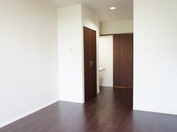 明るい居室の入口