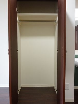 シンプルな木製クローゼット