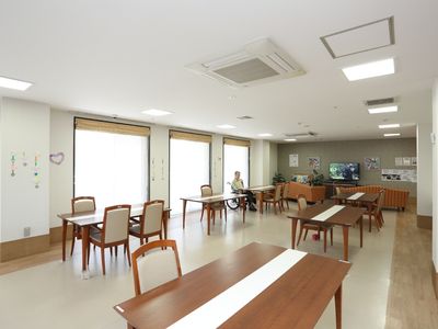 広々とした明るい食堂