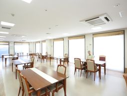 明るいダイニングスペース