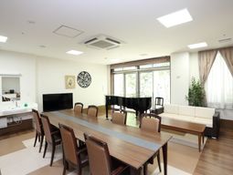 広々とした快適なラウンジ