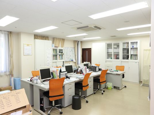 スタッフの働くオフィス室内