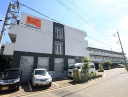 白黒の建物外観