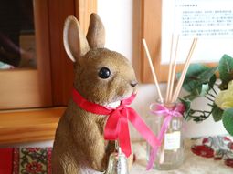 ウサギの飾り物とアロマポット