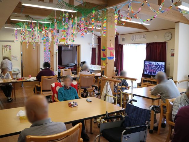 共用スペースの様子 共有スペース 居心地の良い食堂で、利用者がテレビを見ながら憩っています。活気ある空間が、働くやりがいにつながります。
