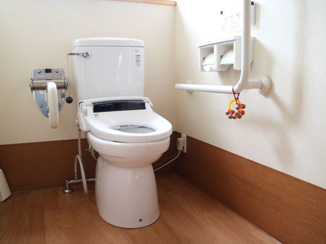 バリアフリートイレ設備 トイレ 手すり付きで安全に配慮された清潔なトイレです。利用者の日々の安心に寄り添う設計となっております。