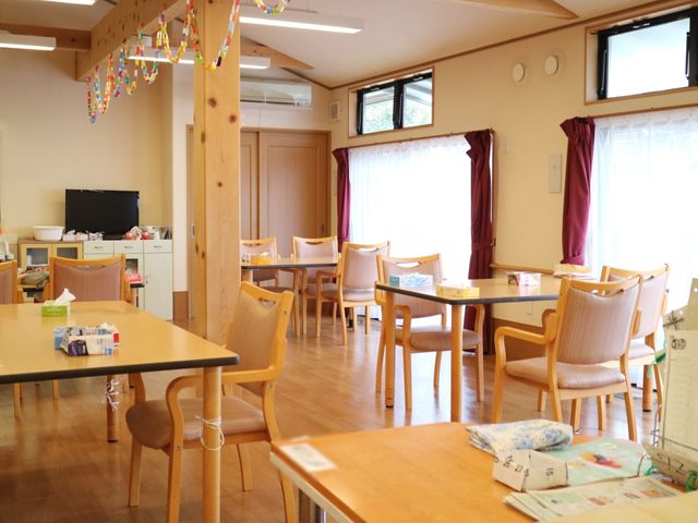 広々とした食堂空間 共有スペース ゆったりとした椅子とテーブルが並ぶ明るい食堂です。共同の食事や憩いの時間を過ごせる居心地の良い場所となっています。