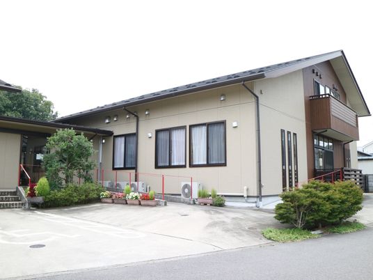 穏やかな外観の建物