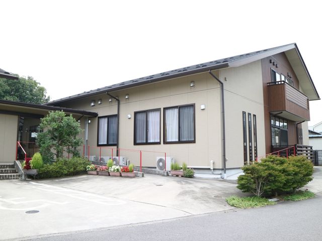 穏やかな外観の建物 外観 緑に囲まれた落ち着いた雰囲気の建物が印象的です。就業を考えるにあたり、ゆとりある環境での働き方が想像できます。