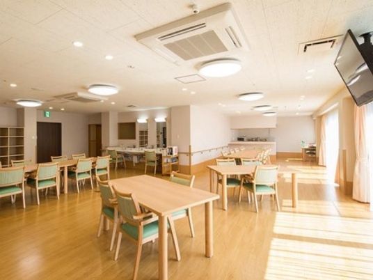 広々とした明るい食堂