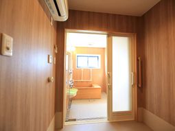 明るい木目調浴室入口