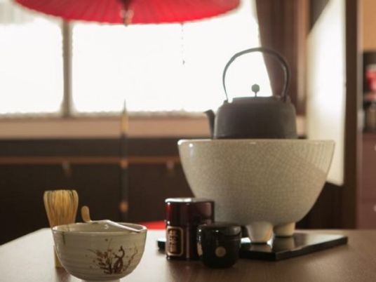 茶道具とテーブル