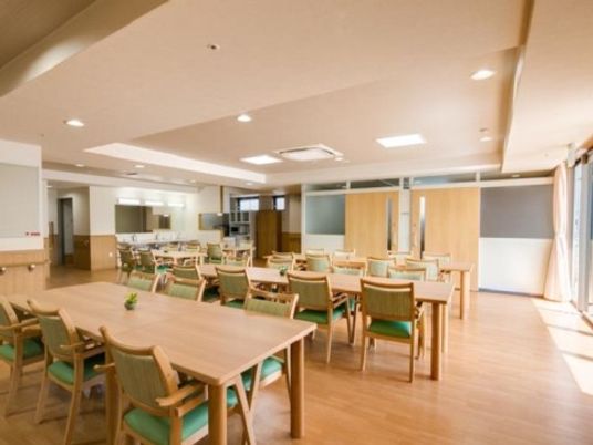 広々とした明るい食堂