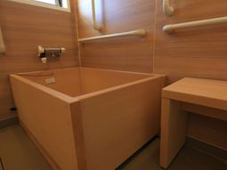 浴室の木製浴槽
